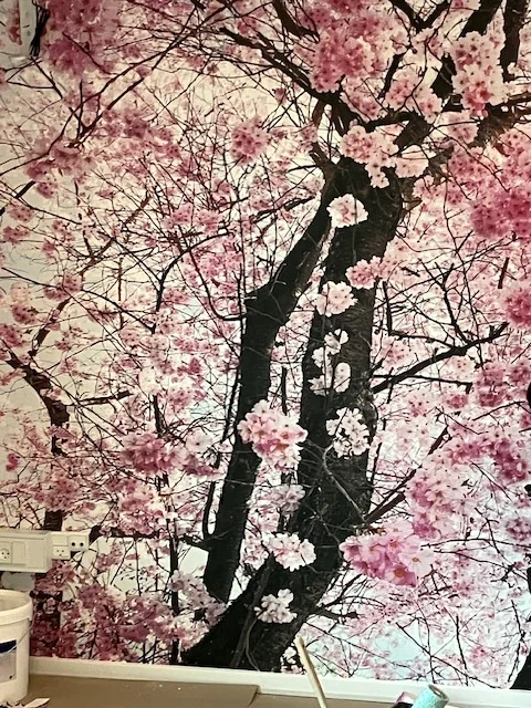 Vægudsmykning med lyserøde kirsebærblomster på plejehjemmet Rosenlunden